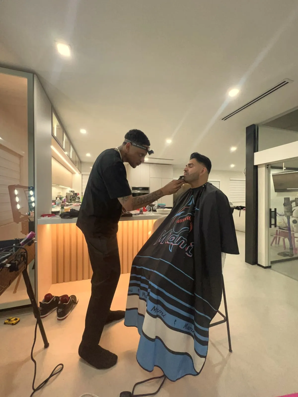 Barba cerrada y delineada sobre un degradado a piel