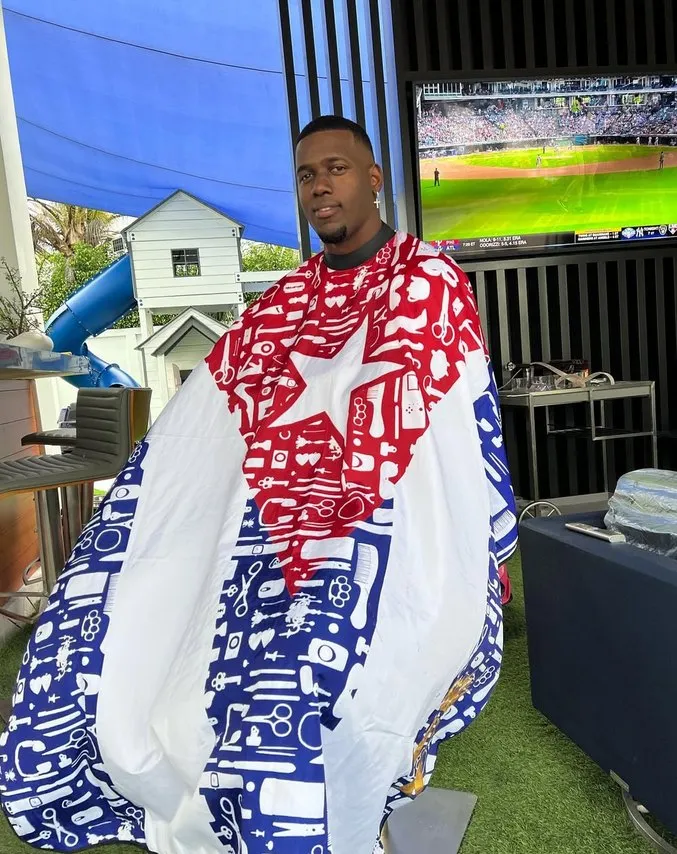 Cliente en la silla de Oriam siguiendo el partido en casa