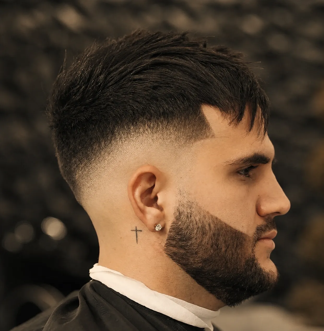 Corte con degradado y barba perfilada a línea, trabajo de Oriam
