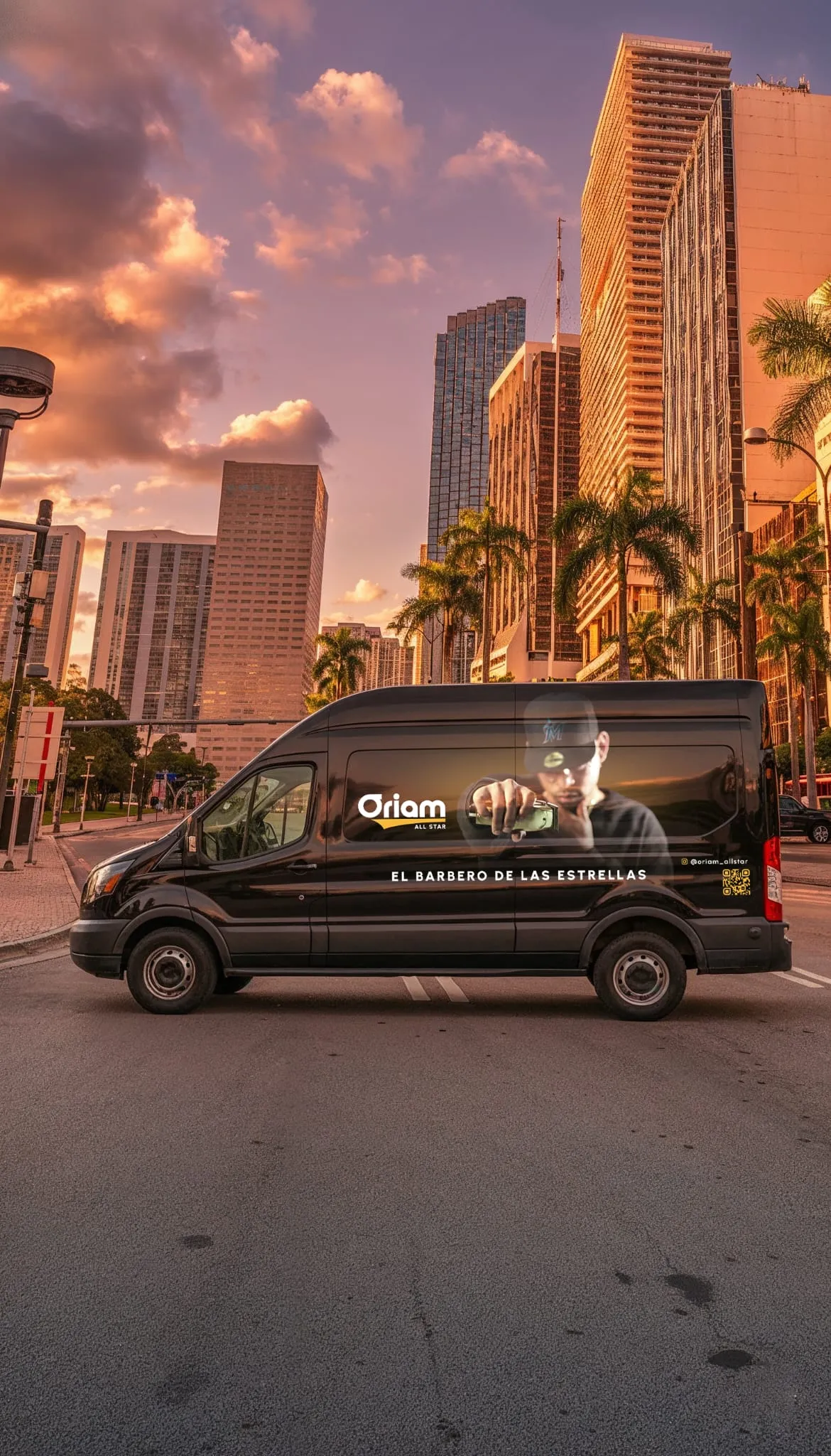 La van rotulada de Oriam All Star en el downtown de Miami al atardecer